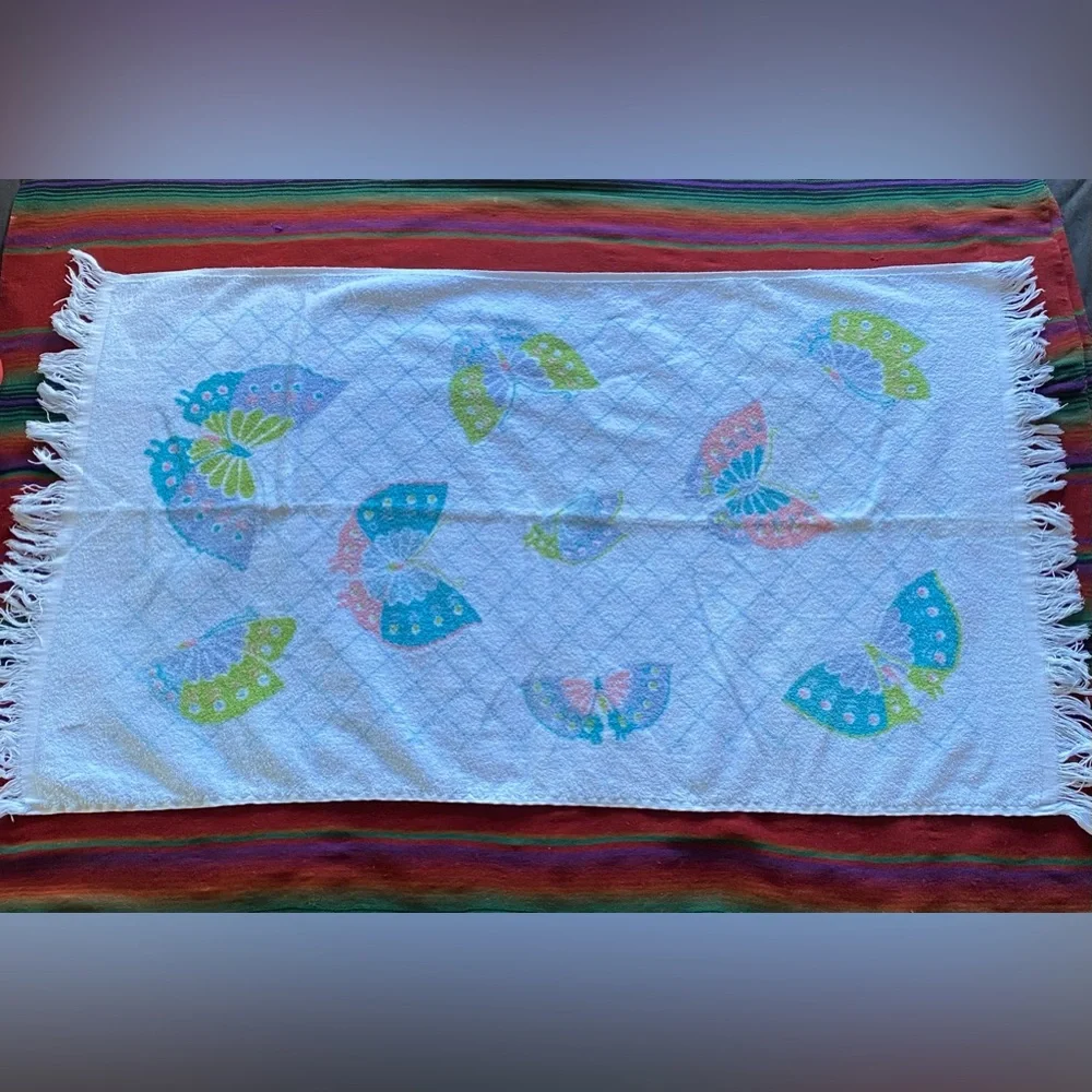 VTG 1970’s Butterfly Towel Set! 2 Large, 2 Hand Towels and 2 Washcloths!
